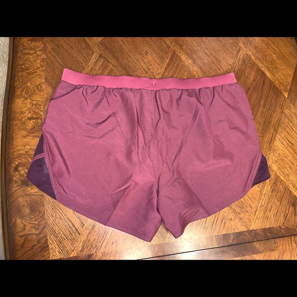 ⭐️NWT Women’s Under Armour Running Shorts - Picture 2 of 5